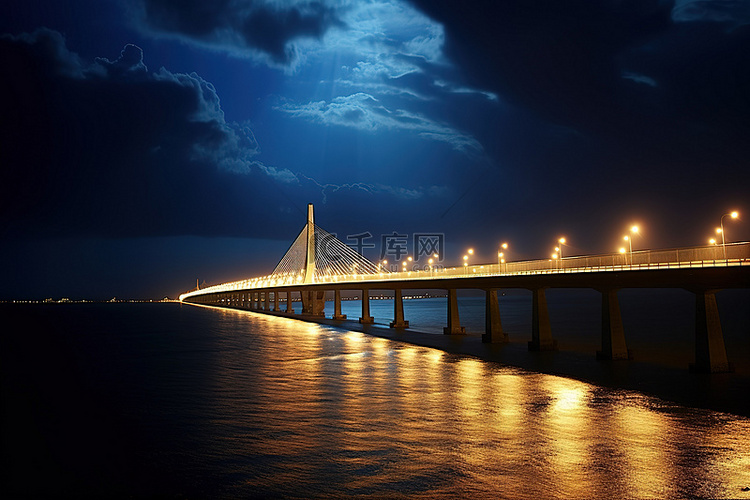 一座桥在灯火通明的情况下越过海