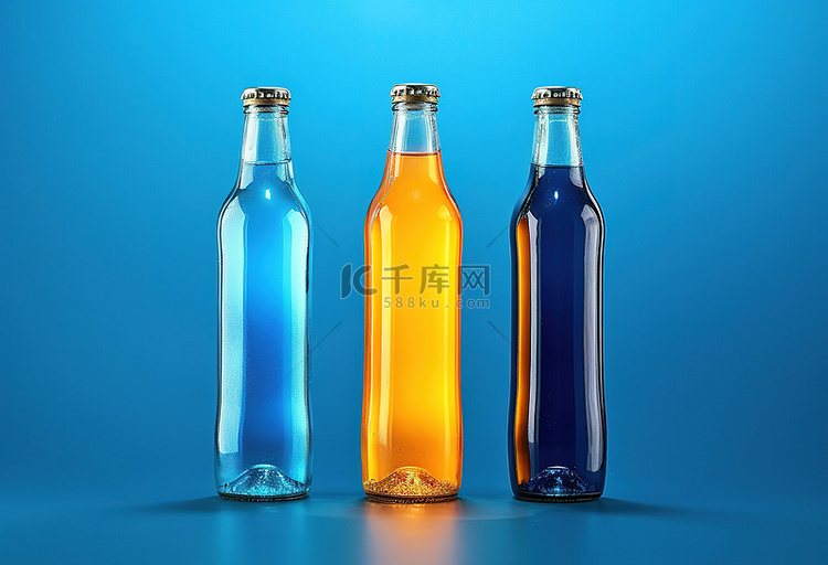 蓝色表面上的两个空啤酒瓶