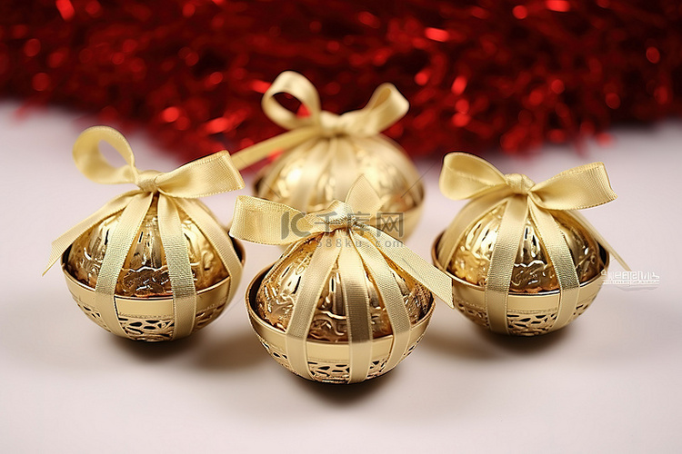 篮子里的三个金色圣诞球，带丝带