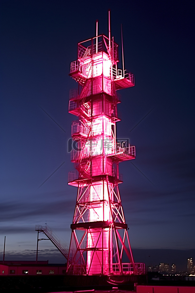 一座高塔，顶部有红灯