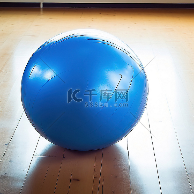 坐在木地板上的蓝色健身球