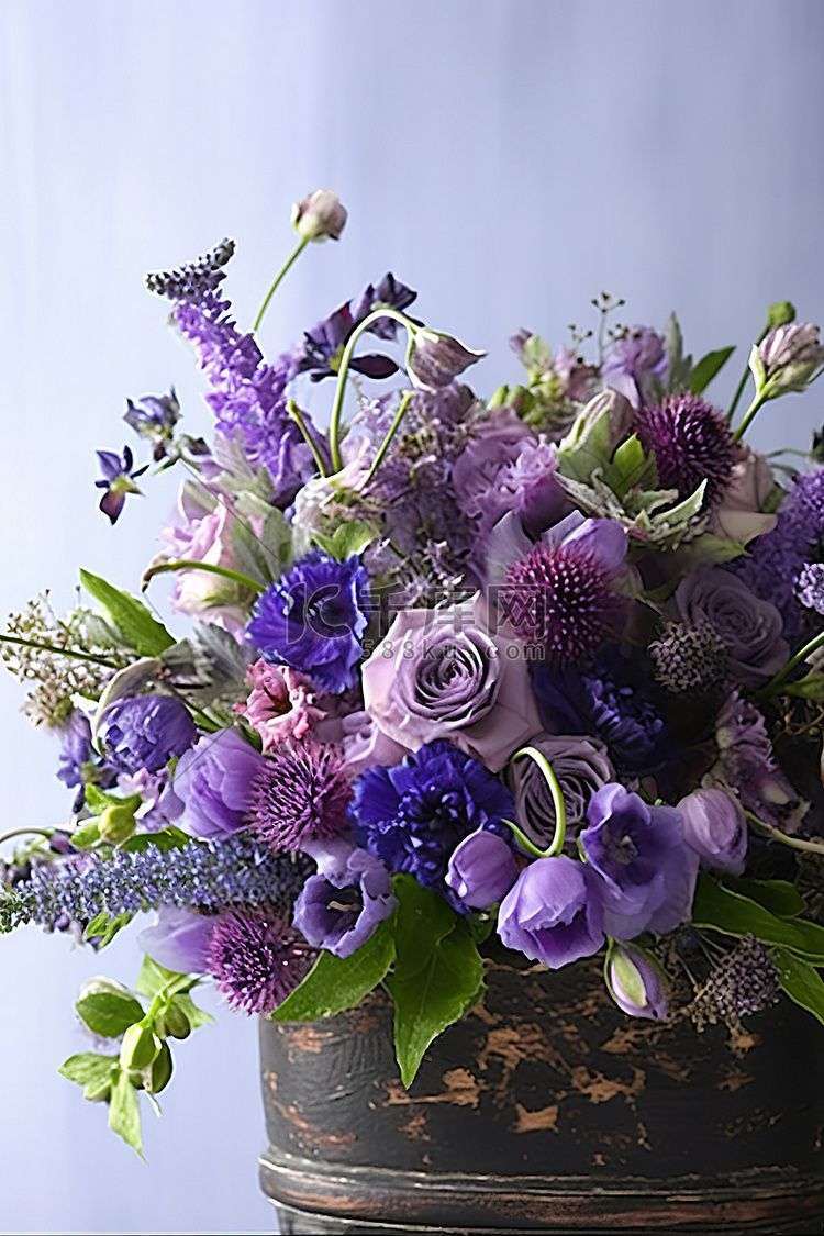 装满鲜花和绿色植物的紫色花篮