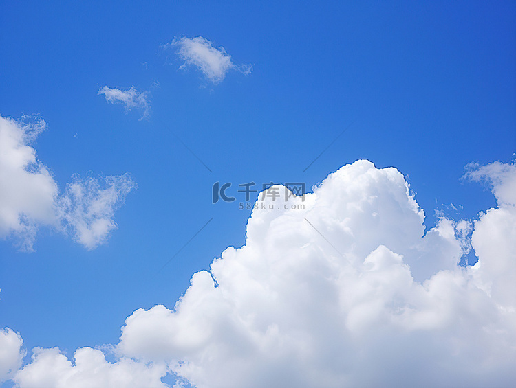 天空中一朵云的图像