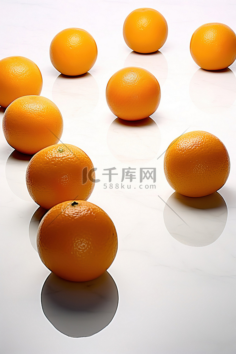 白色表面上的一组橙子