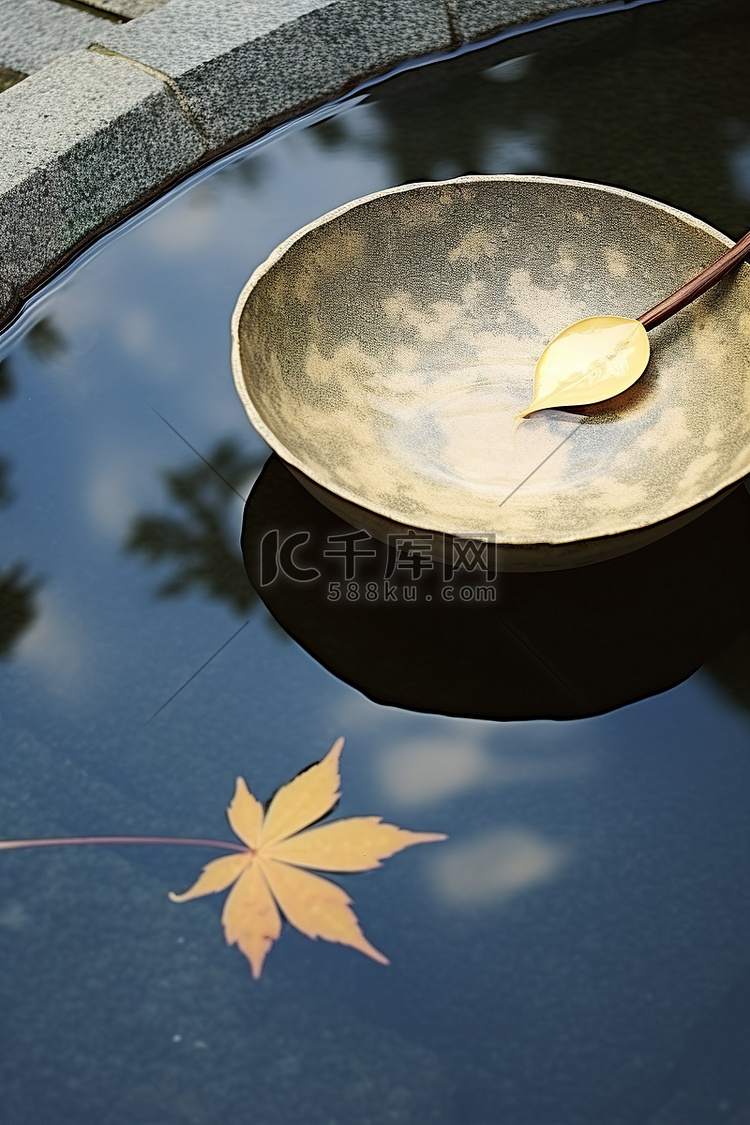 一个带勺子的碗漂浮在圆形混凝土