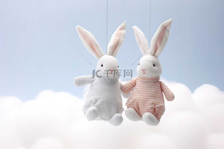 两只兔子毛绒玩具挂在云朵上