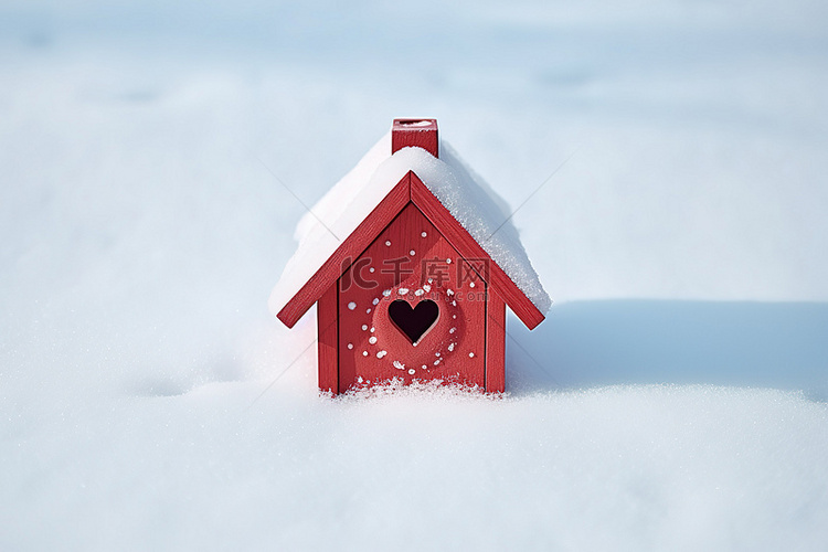 心形屋顶的红色鸟舍在雪中