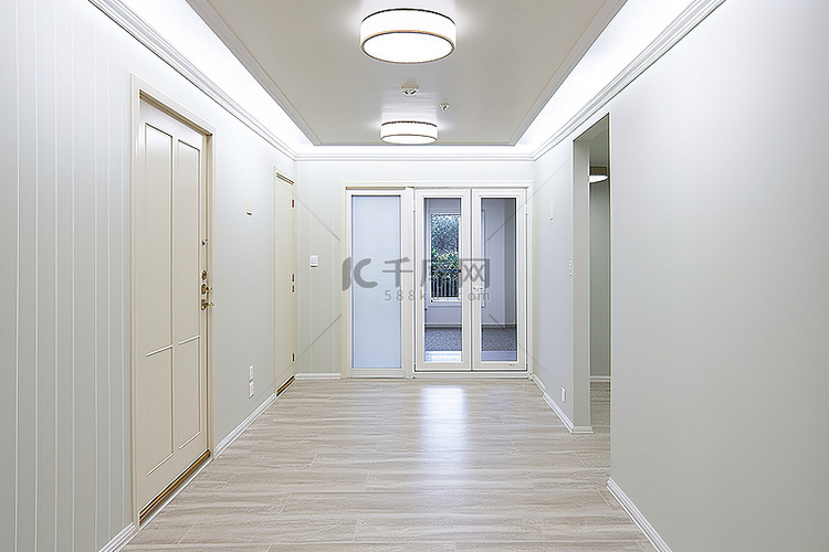白色墙壁的走廊照亮了地板门和栏
