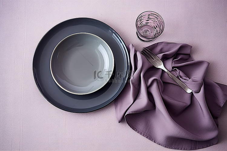 紫色的盘子在桌子上