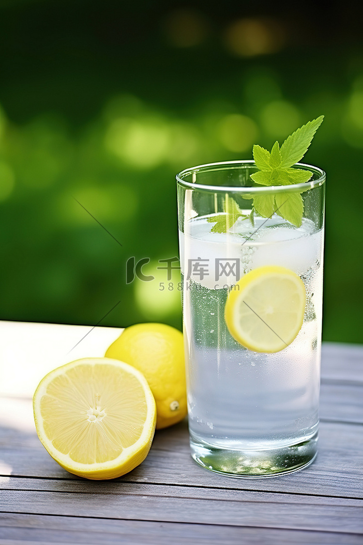 木桌上放着一杯清水和柠檬