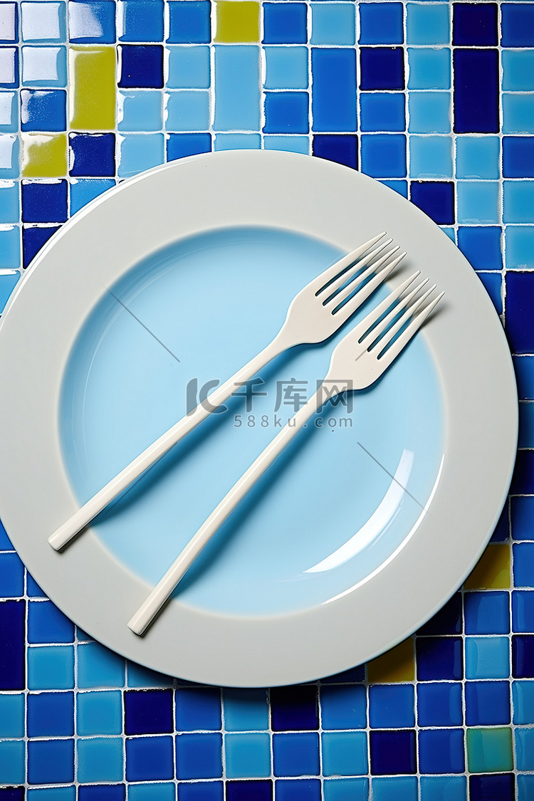 白色或黄色的盘子搭配蓝色和白色