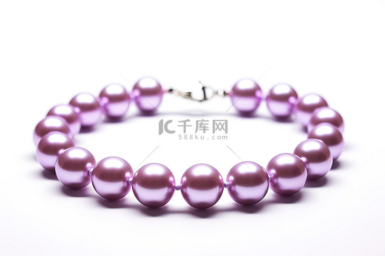 白色背景上的紫色珍珠项链
