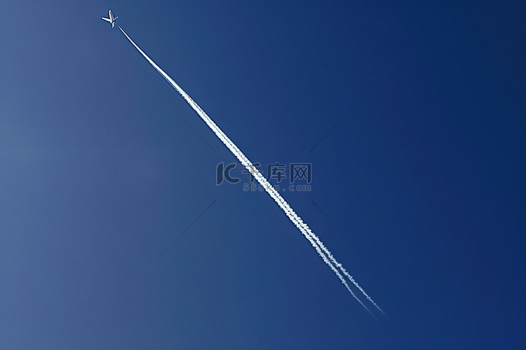 天空中的一架喷气式飞机