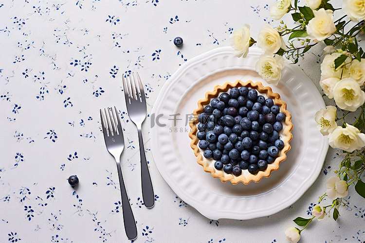 桌上的蓝莓派样品盘和叉子