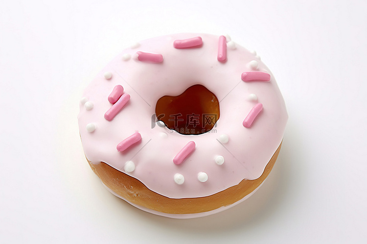 带有粉红色糖霜的白色甜甜圈的图