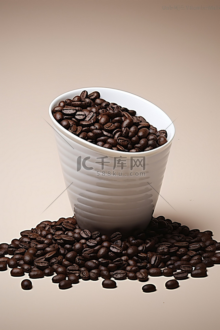 一杯咖啡中的咖啡豆