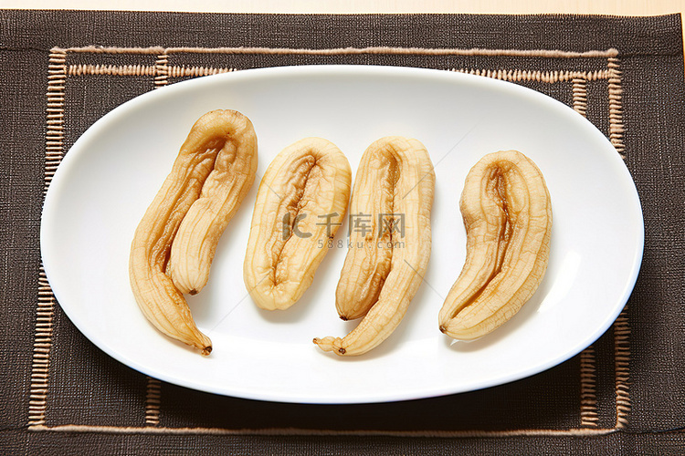 盘子里放五个干香蕉，上面写着字