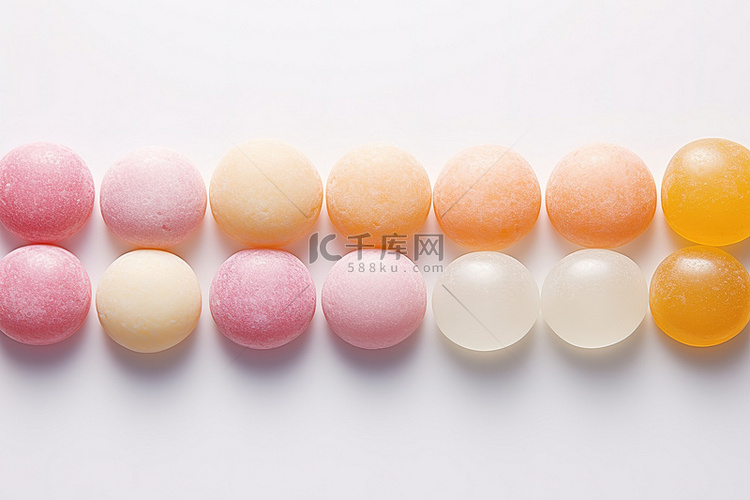 一排不同颜色和形状的糖果