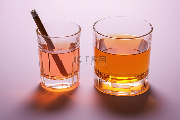 一杯装有橙色液体的玻璃杯，旁边