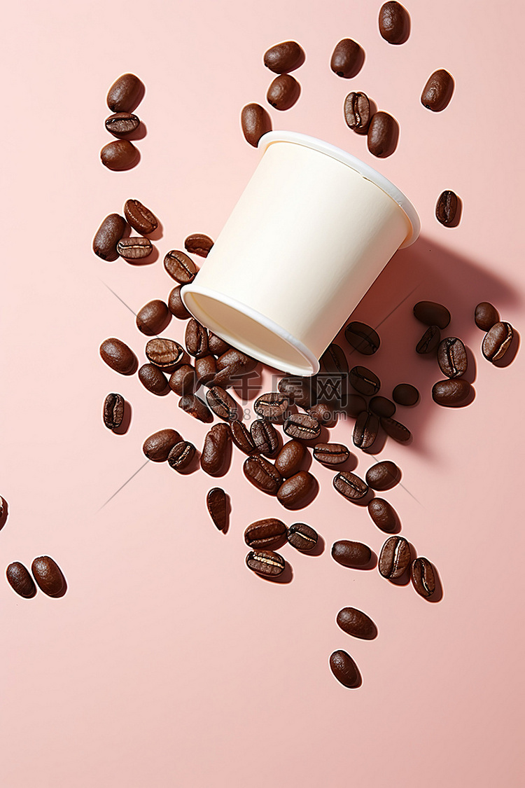 咖啡豆从纸杯中溢出