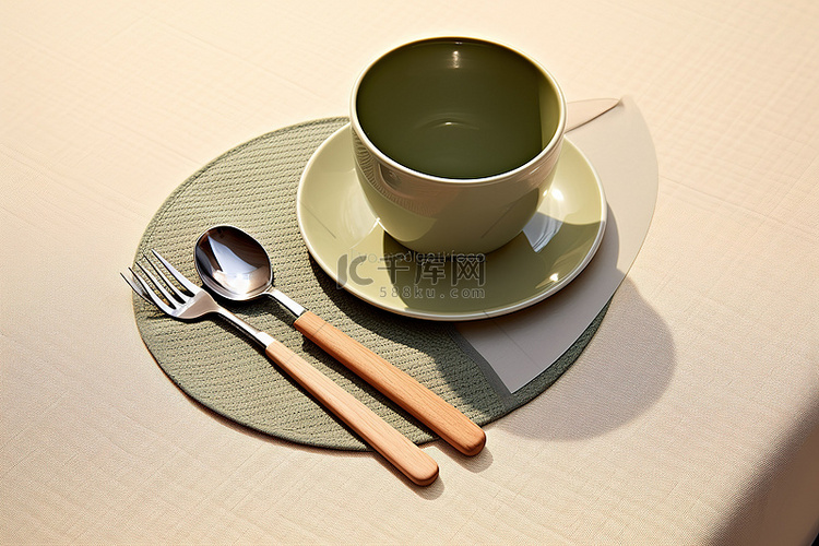 餐垫餐巾绿盘勺带茶杯餐具