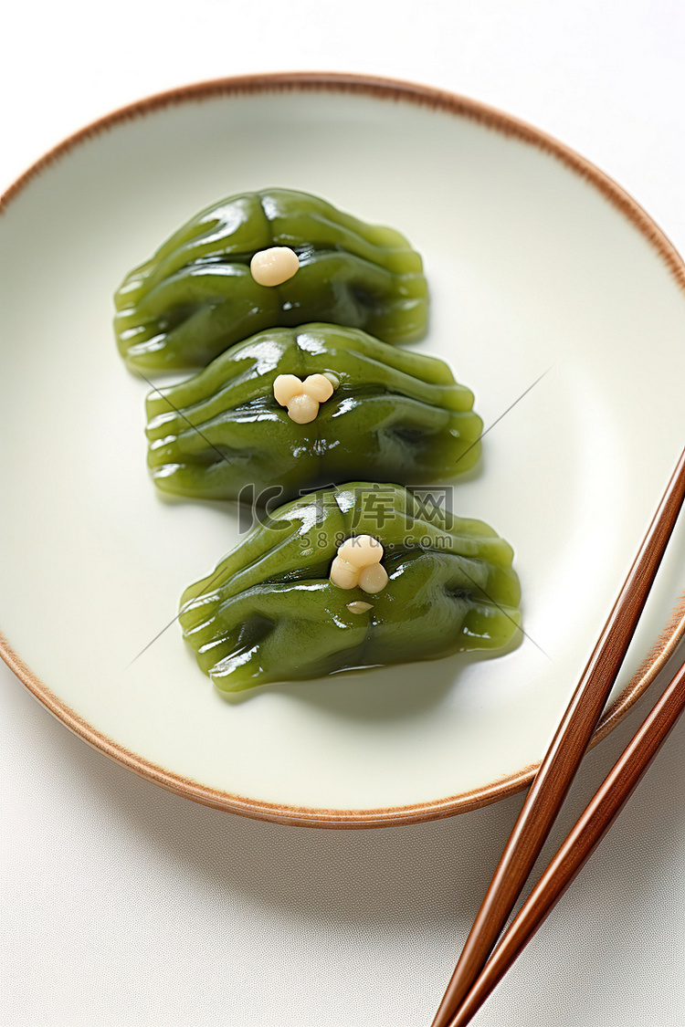一盘绿鱿鱼，用筷子