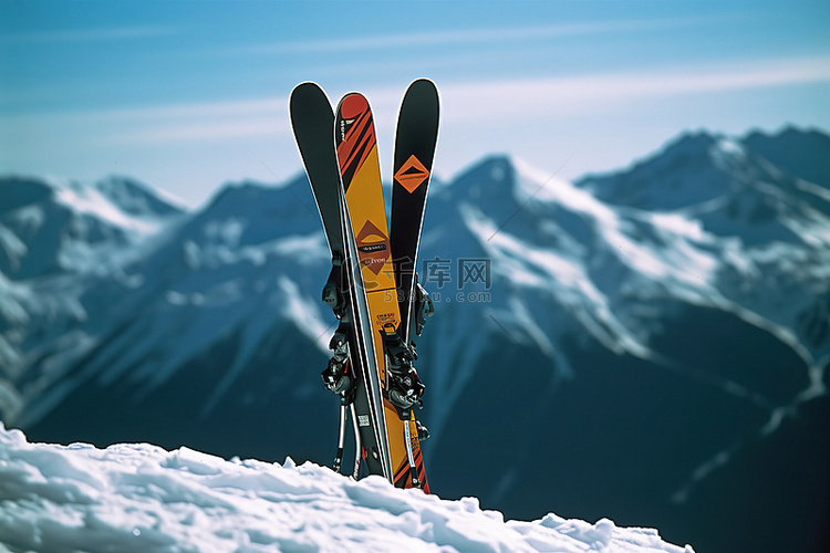 矗立在山脉旁边的滑雪板