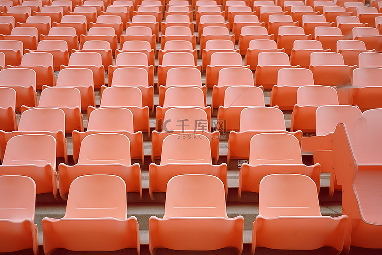空荡荡的体育场里有橙色的座位