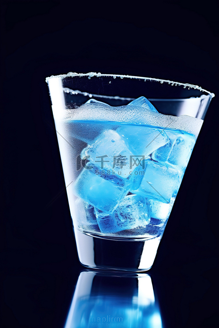 蓝色酒精饮料加冰