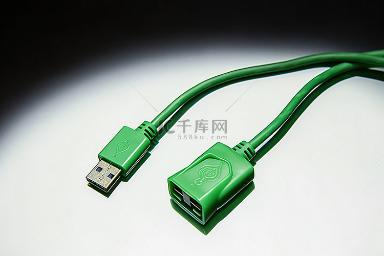 一根绿色 USB 电缆与附近的