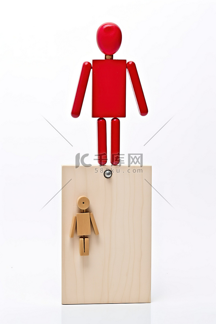 木制人体模型举起红人符号来工作
