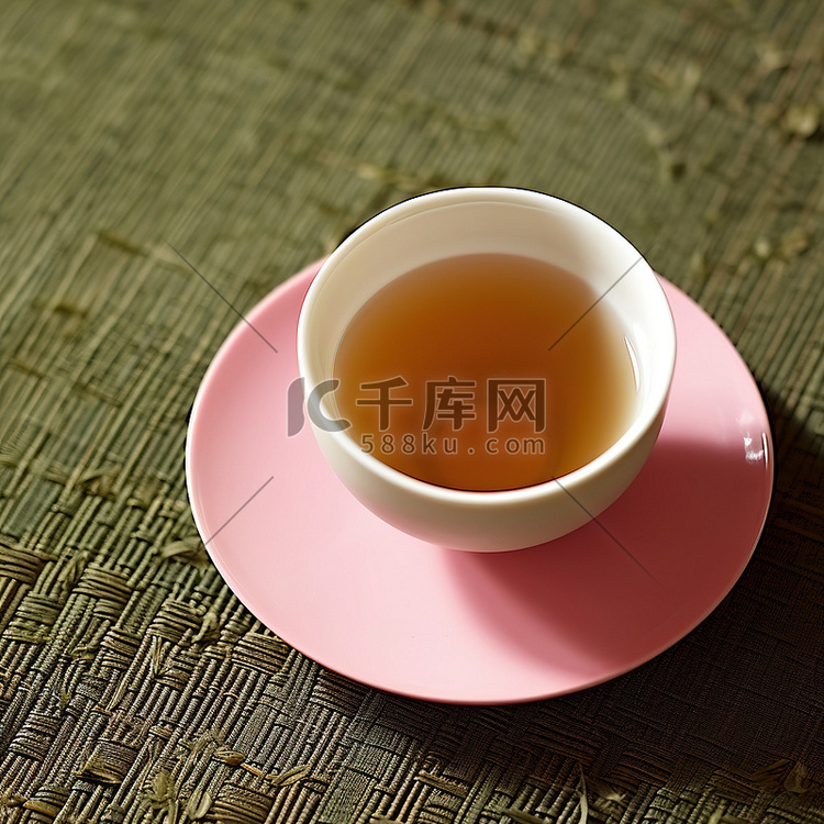 一杯白茶坐在粉红色的垫子上