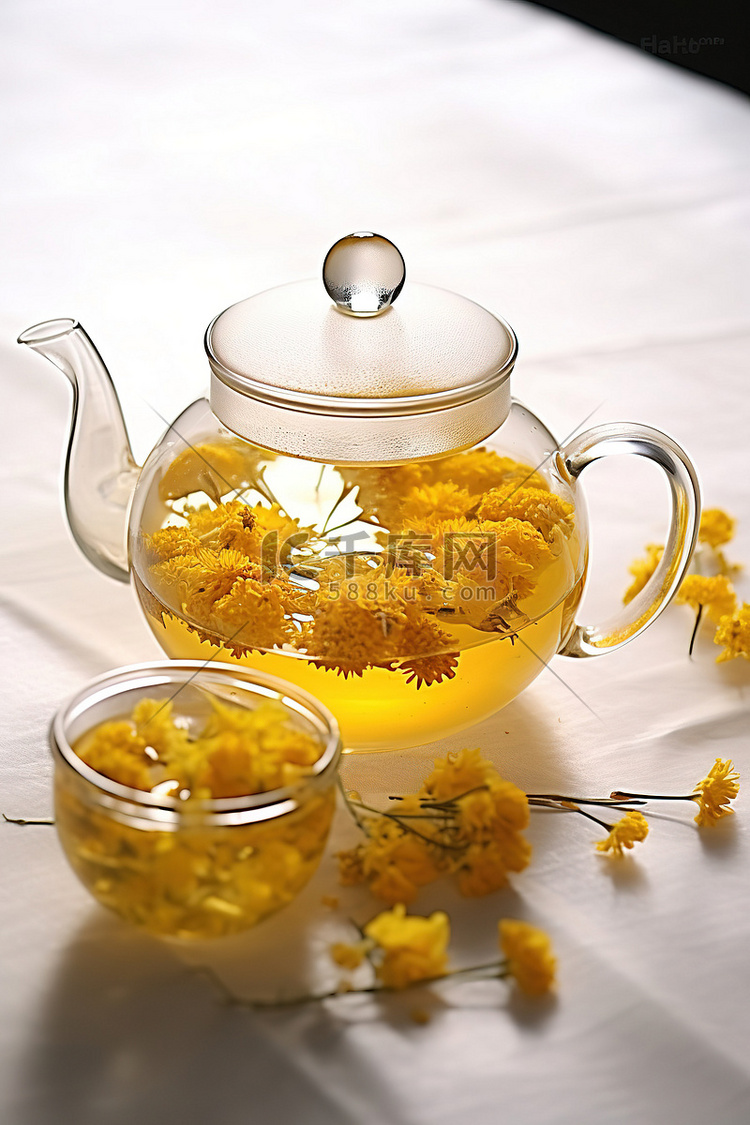 玻璃壶里装满了白花瓶里的黄茶