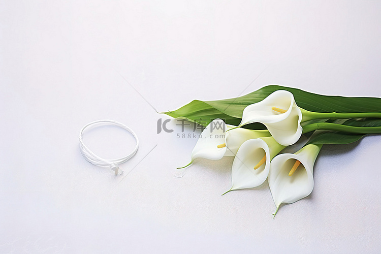 白桌上的婚礼马蹄莲，上面有一张