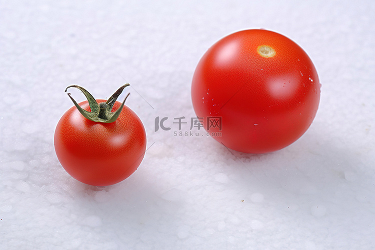 混凝土表面上的两个西红柿