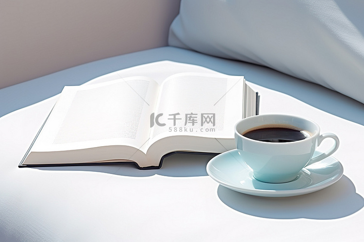 该图片显示了两本书一杯咖啡和一