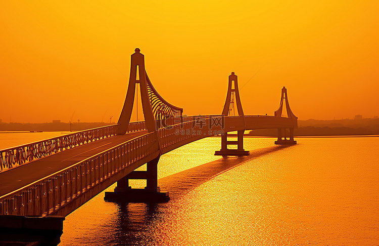 夕阳西下，水面上一座橙色的桥