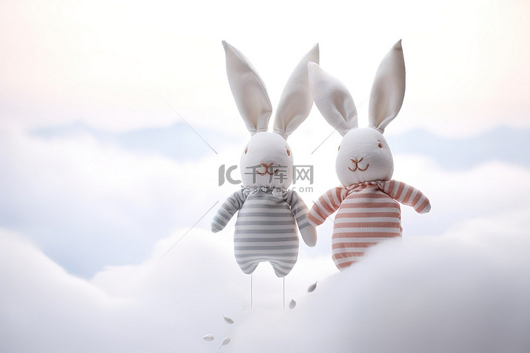 两只兔子毛绒玩具挂在云朵上