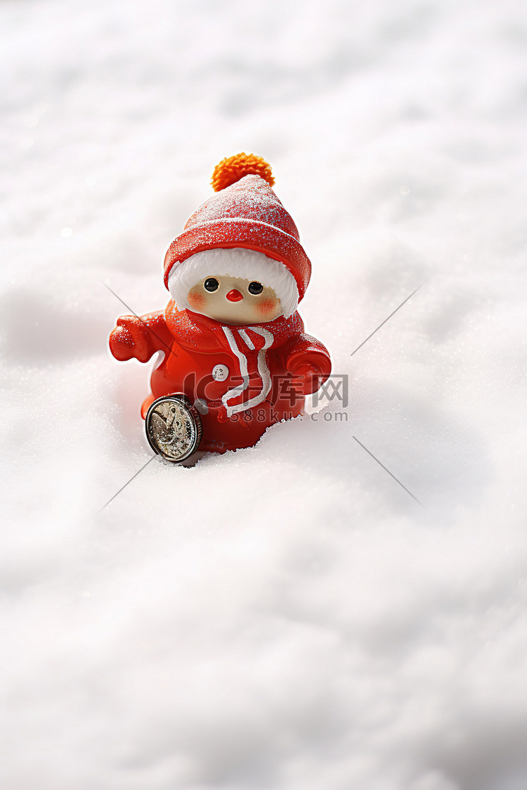 小圣诞老人坐在雪地上