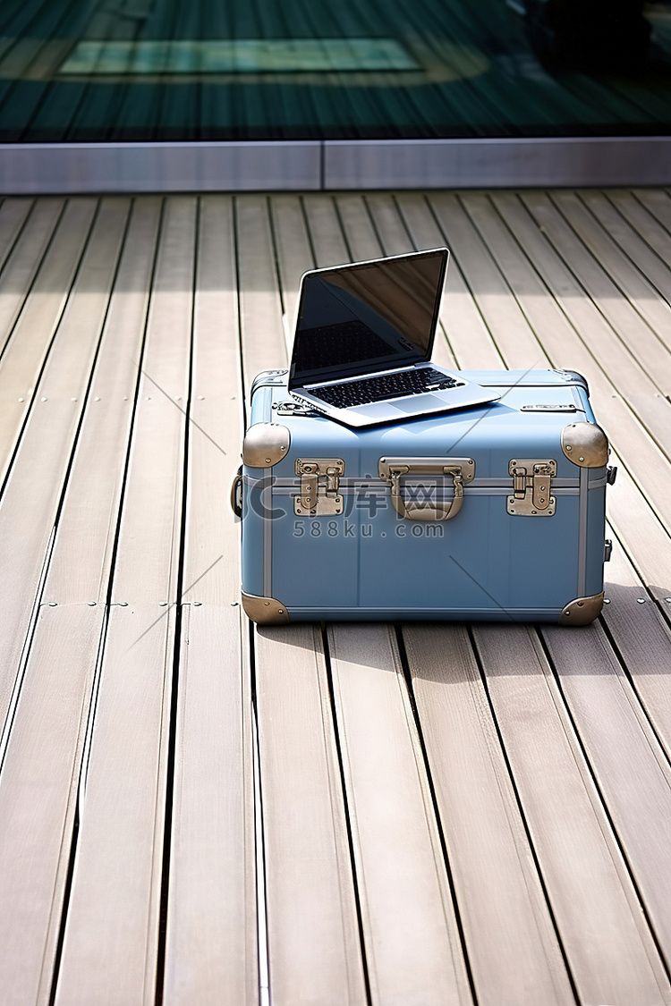 木制甲板上装有笔记本电脑的行李