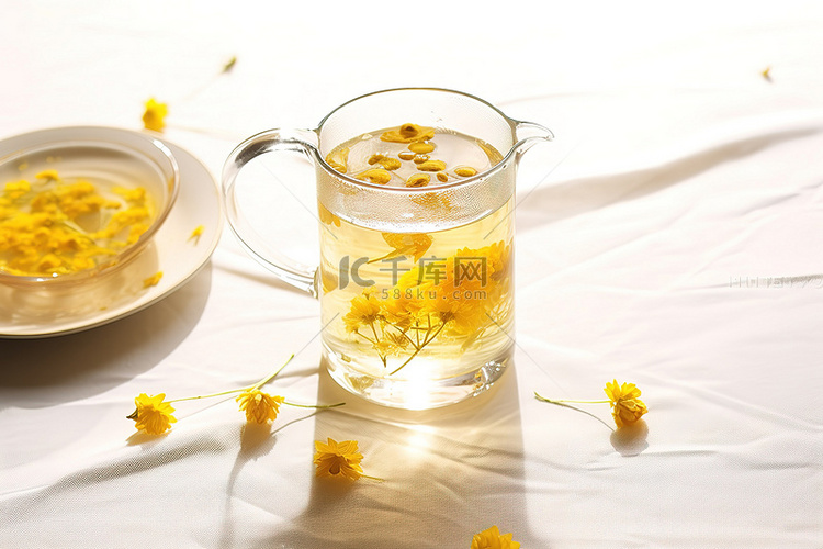 一杯黄茶，里面有花