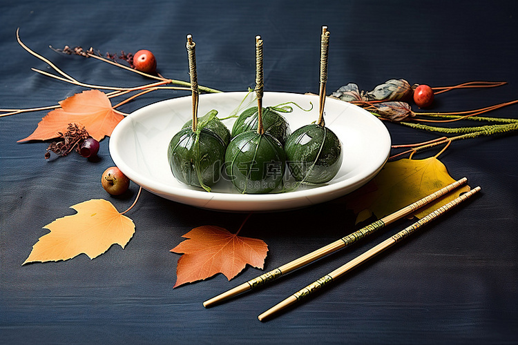 一个装满水果并用筷子和树叶装饰