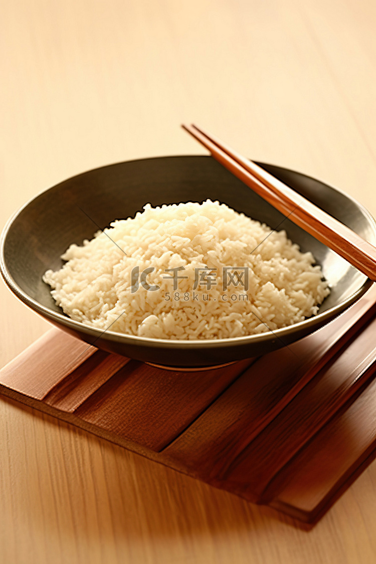 木桌上盘子里的米饭和筷子