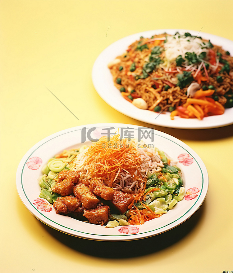 两盘亚洲食物，配以蔬菜和沙拉盘