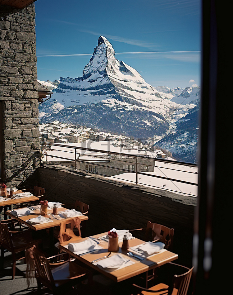 一家餐厅位于一座俯瞰马特洪峰的