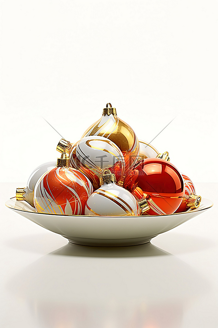 白色碗中的圣诞球装饰品 360