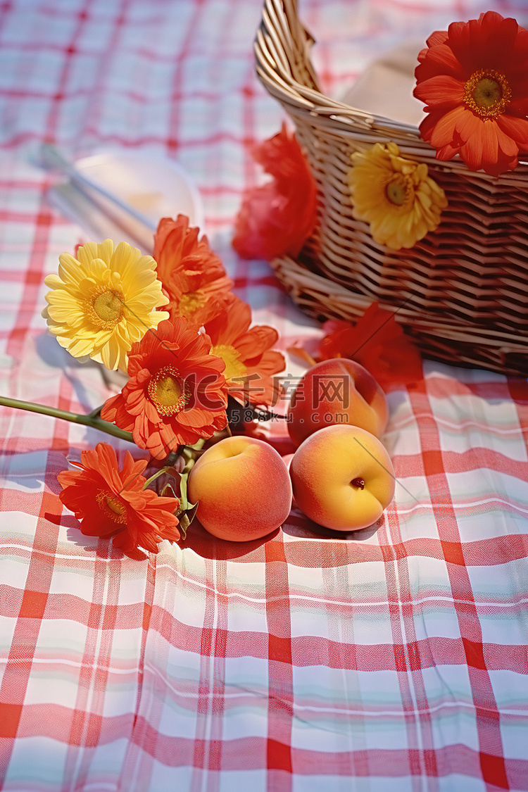 一张格子桌布，里面装满了桃子