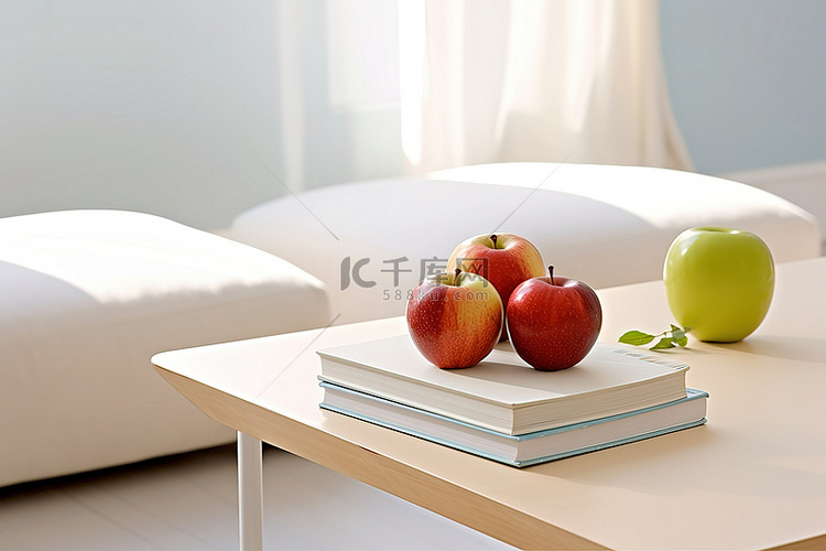 桌子上有两本书和两个苹果
