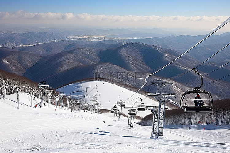 积雪覆盖的滑雪场，背景是滑雪缆