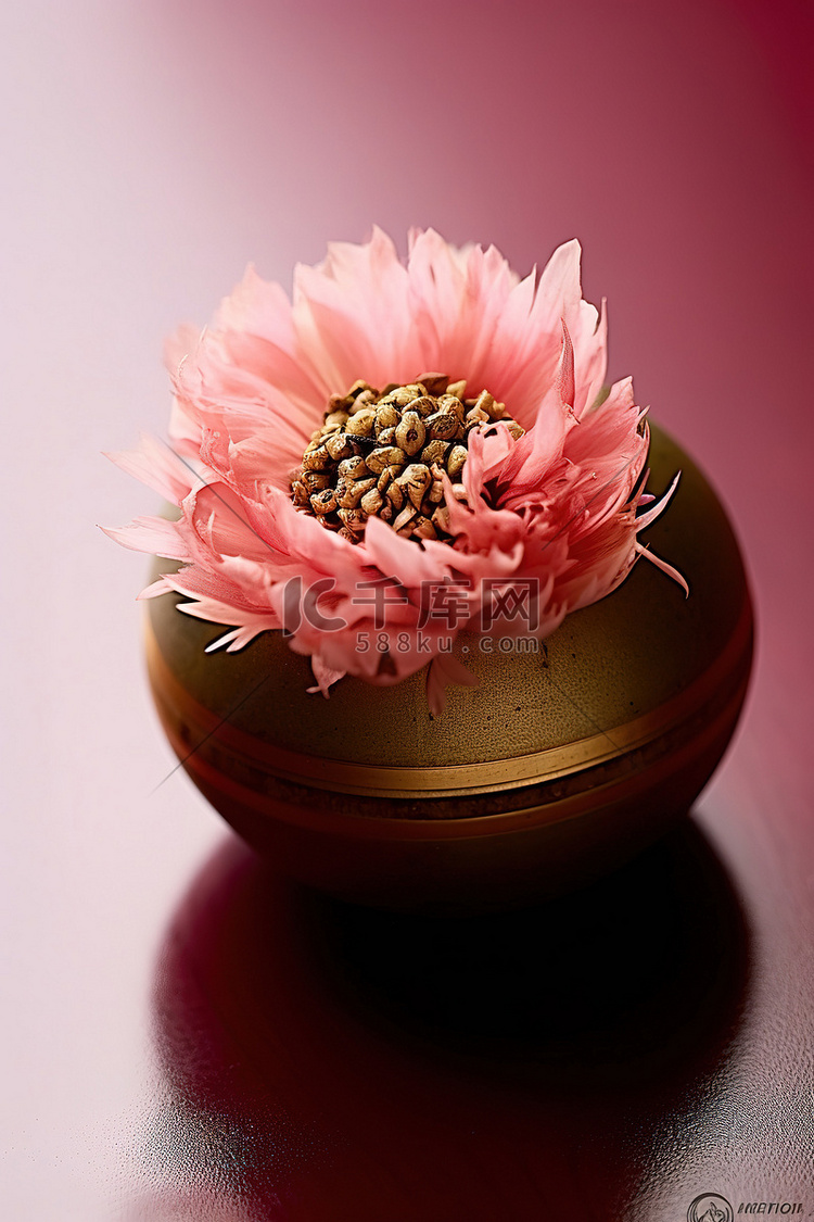 圆形茶球上的粉红色花朵